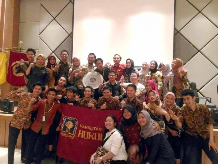 2018-12-17-delegasi-fh-uii-fkph-sabet-juara-2-riah-hakim-terbaik-dan-berkas-terbaik-piala-djokosutono-fh-ui